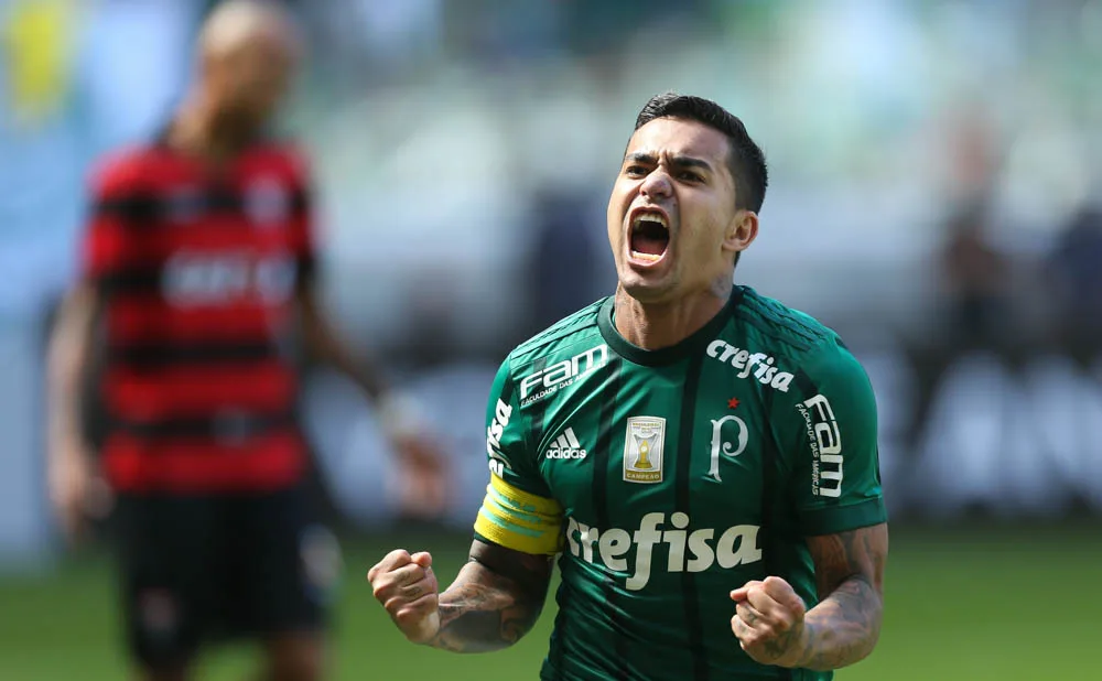 O jogador Dudu, da SE Palmeiras, comemora seu gol contra a equipe do EC Vitória, durante partida válida pela décima quarta rodada, do Campeonato Brasileiro, Série A, na Arena Allianz Parque.