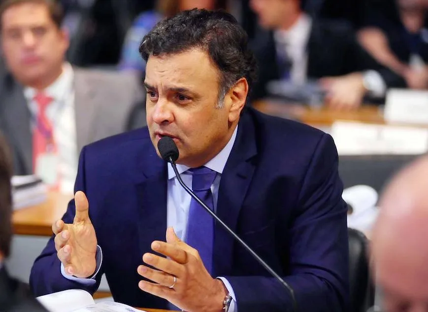 Aécio muda estratégia de atuação política em relação ao governo