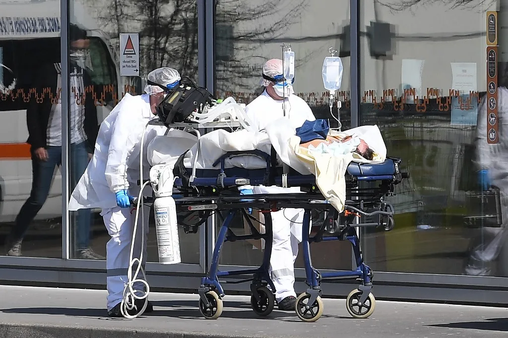 A patient under respiratory assistance is escorted to the Strasbourg University Hospital by members of the medical staff of the SAMU-SMUR emergency services who wear protective suits and facemasks, in Strasbourg, on March 16, 2020 during a COVID-19 outbreak hitting Europe. – French president will speak on television at 8:00 (Paris time) on March 16, […]