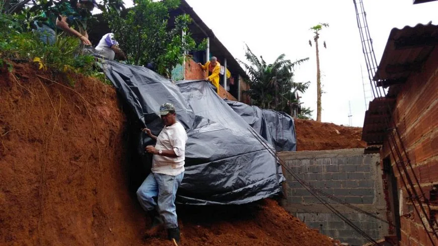 Chuva causa queda de muros, alagamentos e deslizamentos na Grande Vitória