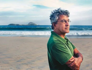 Caetano Veloso e Criolo se beijam em festival de música em SP