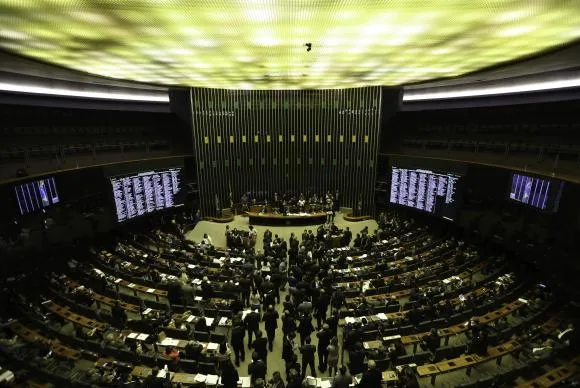 Com quórum baixo, plenário do Senado rejeita PEC das Liminares