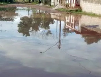 Ruas amanhecem alagadas após chuva em Vila Velha