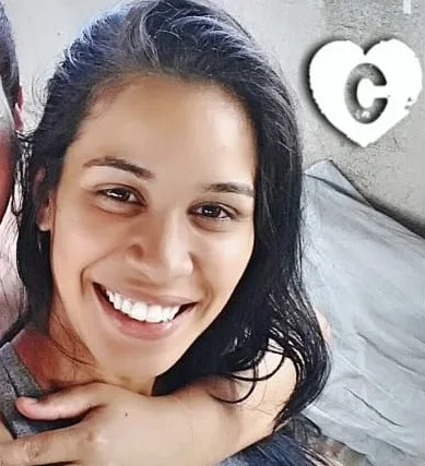 Mulher morre com filho no colo após ser atingida por golpes de canivete pelo namorado na Serra