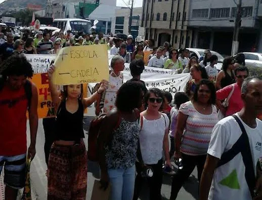 Manifestantes vão às ruas contra a maioridade penal em Viória