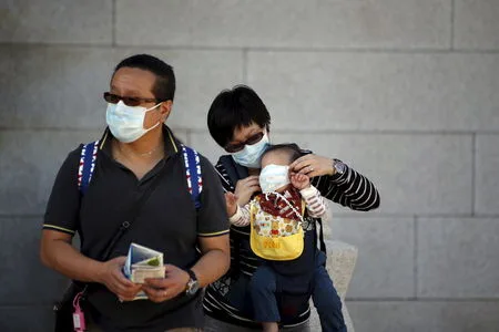 Turistas chineses usam máscaras para prevenir contra Mers em Seul. 3/6/2015. REUTERS/Kim Hong-Ji