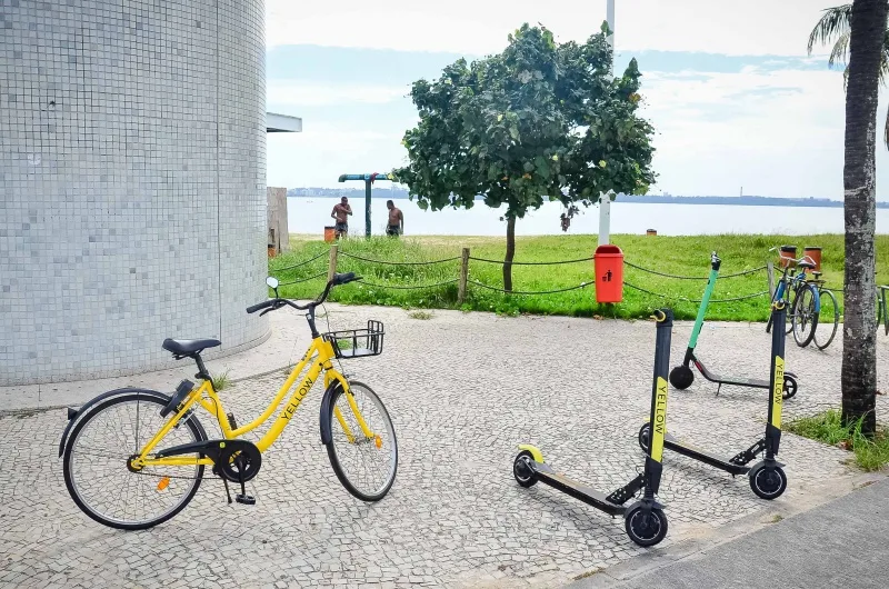 Bicicleta (Bike) e patinetes elétricos compartilhados da empresa Yellow