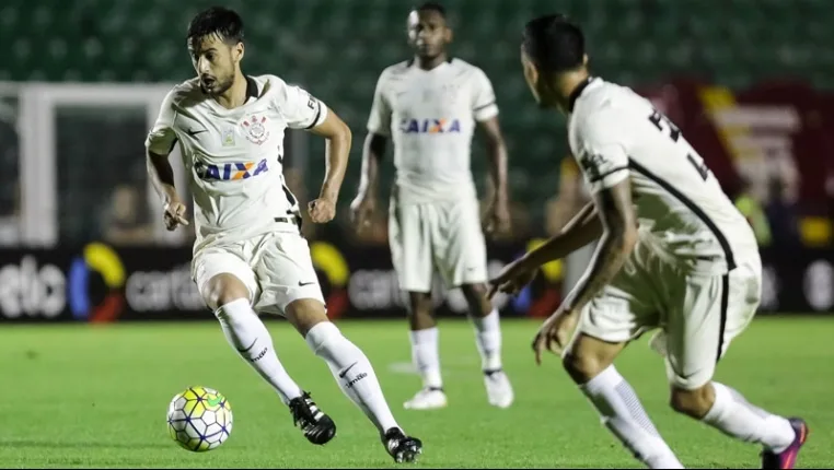 Rafael Moura marca nos acréscimos e Figueirense arranca empate com Corinthians