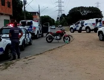 Homem com moto roubada foge da polícia em bairro da Serra