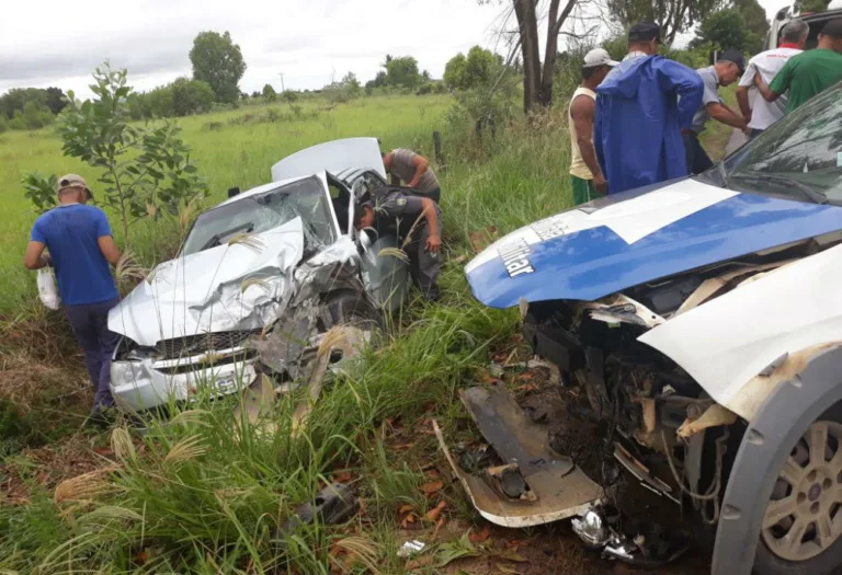 Acidente entre viatura da PM e carro de passeio deixa feridos em Pedro Canário