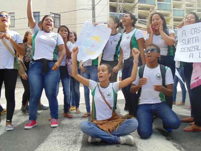 Estudantes protestam em Linhares por falta de passe escolar