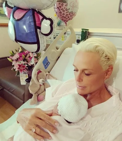 Atriz Brigitte Nielsen, que foi mãe aos 54 anos, fala sobre maternidade tardia: É minha vida