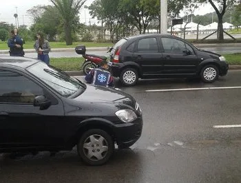 Acidente com moto congestiona trânsito e deixa um ferido na Enseada do Suá