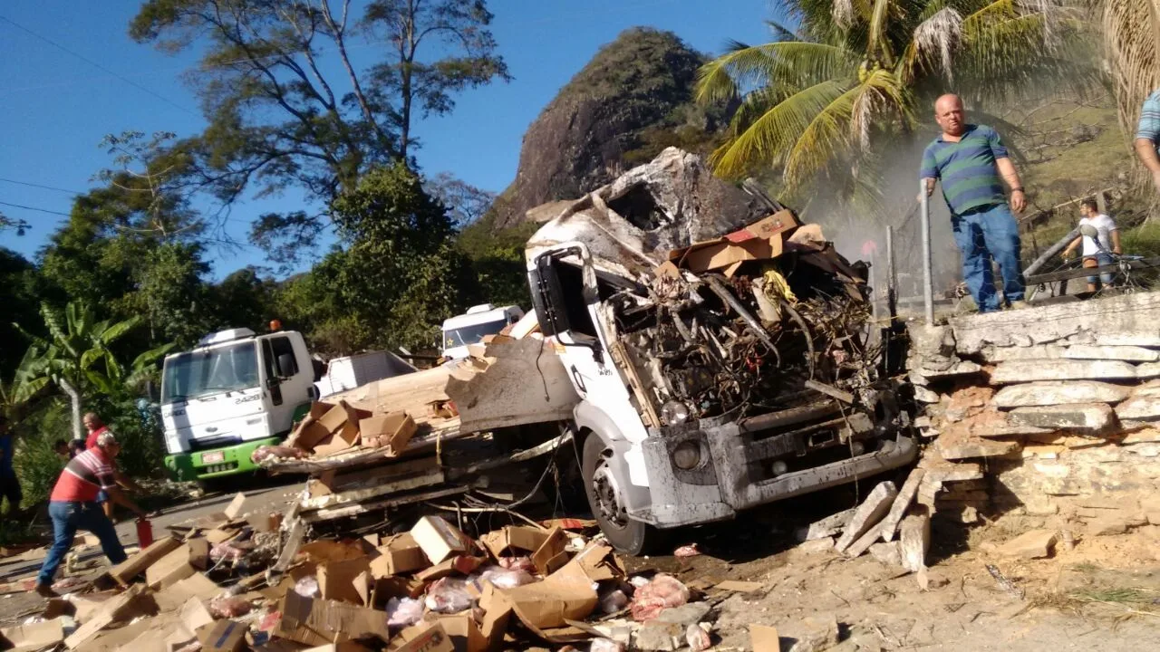 Vídeo: câmera de segurança flagra acidente com caminhão de Goiânia em Cachoeiro