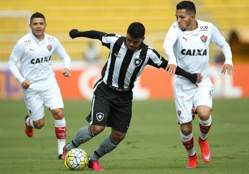 Com pior público do Brasileirão, Botafogo empata com Vitória e segue na lanterna