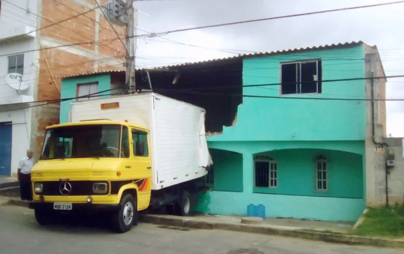 Desgovernado, caminhão-baú desce ladeira e atinge casa na Serra