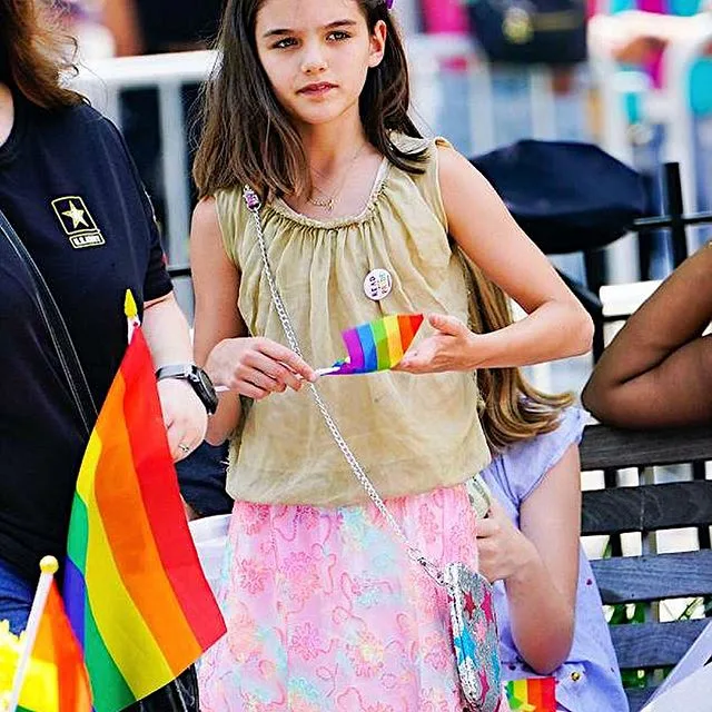 Aos 12 anos de idade, filha de Tom Cruise é vista vendendo limonada durante parada LGBT em Nova York