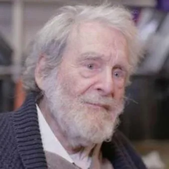 Aos 89 anos, morre John Barton, cofundador da Royal Shakespeare Company