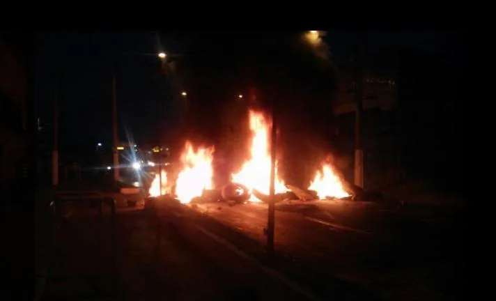 Interdições no trânsito e confronto com a PM marcam manhã de protestos na Grande Vitória