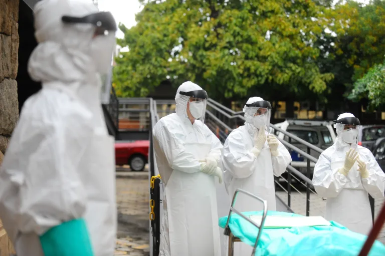 Ebola já matou 2.917 pessoas em 6.263 casos, diz OMS