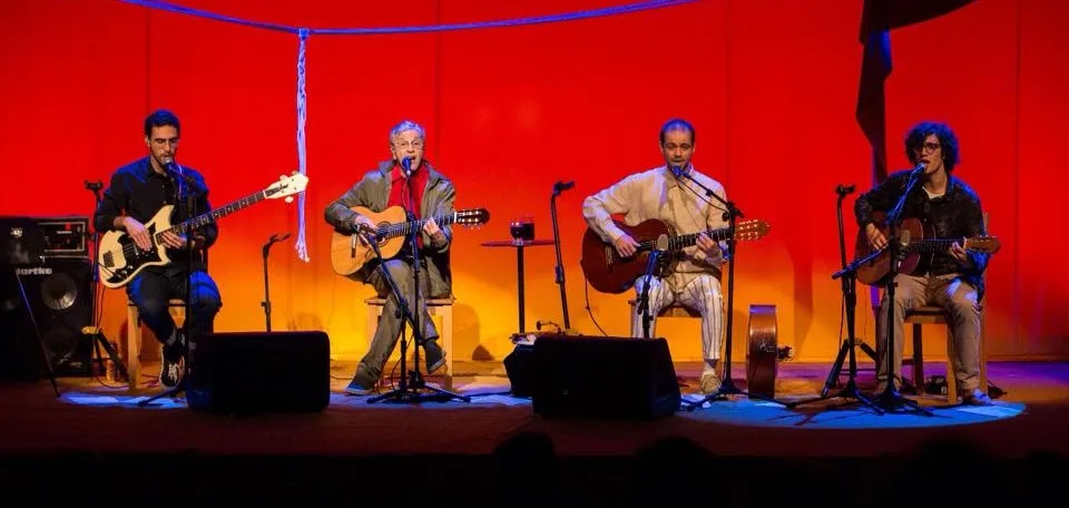 Com os filhos, Caetano Veloso comove plateia