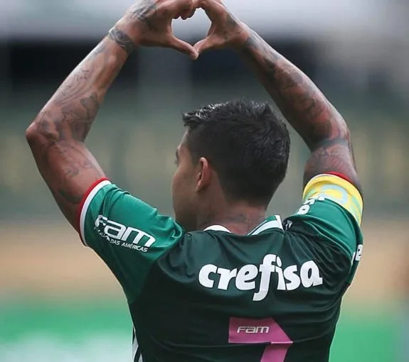 Dudu celebra momento artilheiro e marca alcançada no estádio do Palmeiras