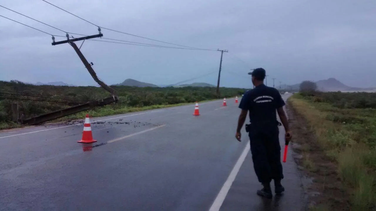 Temporal e ventos fortes em Itapemirim derrubam postes na rodovia