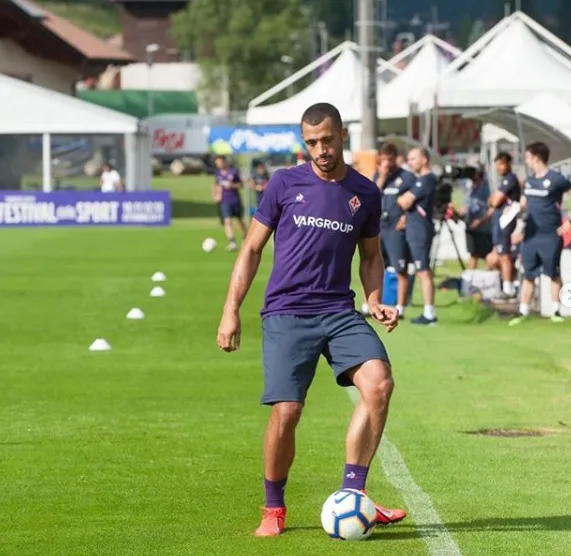 De saída da Fiorentina, zagueiro Vitor Hugo fica perto de acerto com o Palmeiras