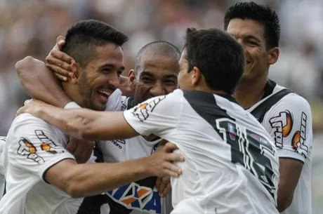 Rio de Janeiro – RJ – 28/02/2014 – CARIOCA 2015, VASCO X BANGU – Luan comemora seu gol no jogo entre Vasco e Bangu disputada pelo Campeonato Carioca 2015 no estadio Sao Januario. Foto: Ruano Carneiro/AGIF