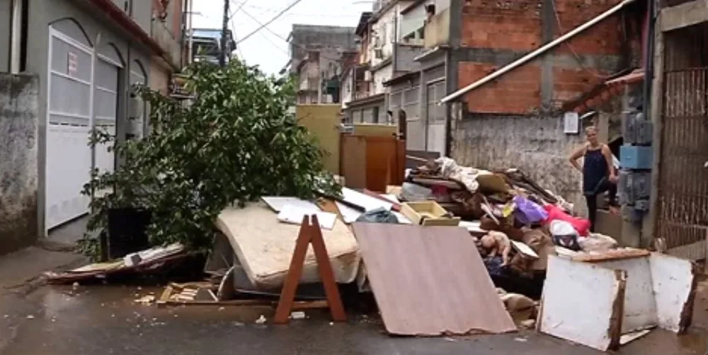 Três dias após chuva forte, vários bairros de Cariacica ainda estão com entulho nas ruas