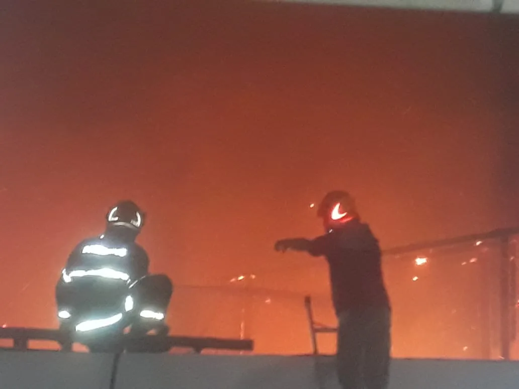 Susto! Área de lazer de cerimonial pega fogo durante a madrugada na Serra