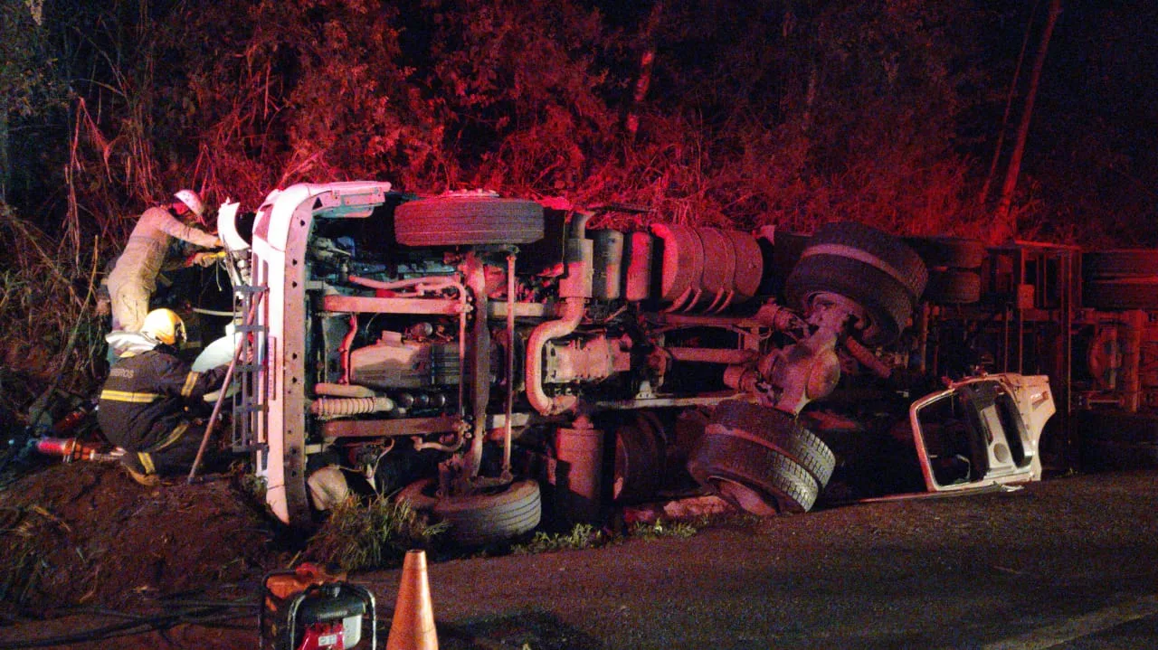 Motorista morre após caminhão carregado com café tombar na BR-262