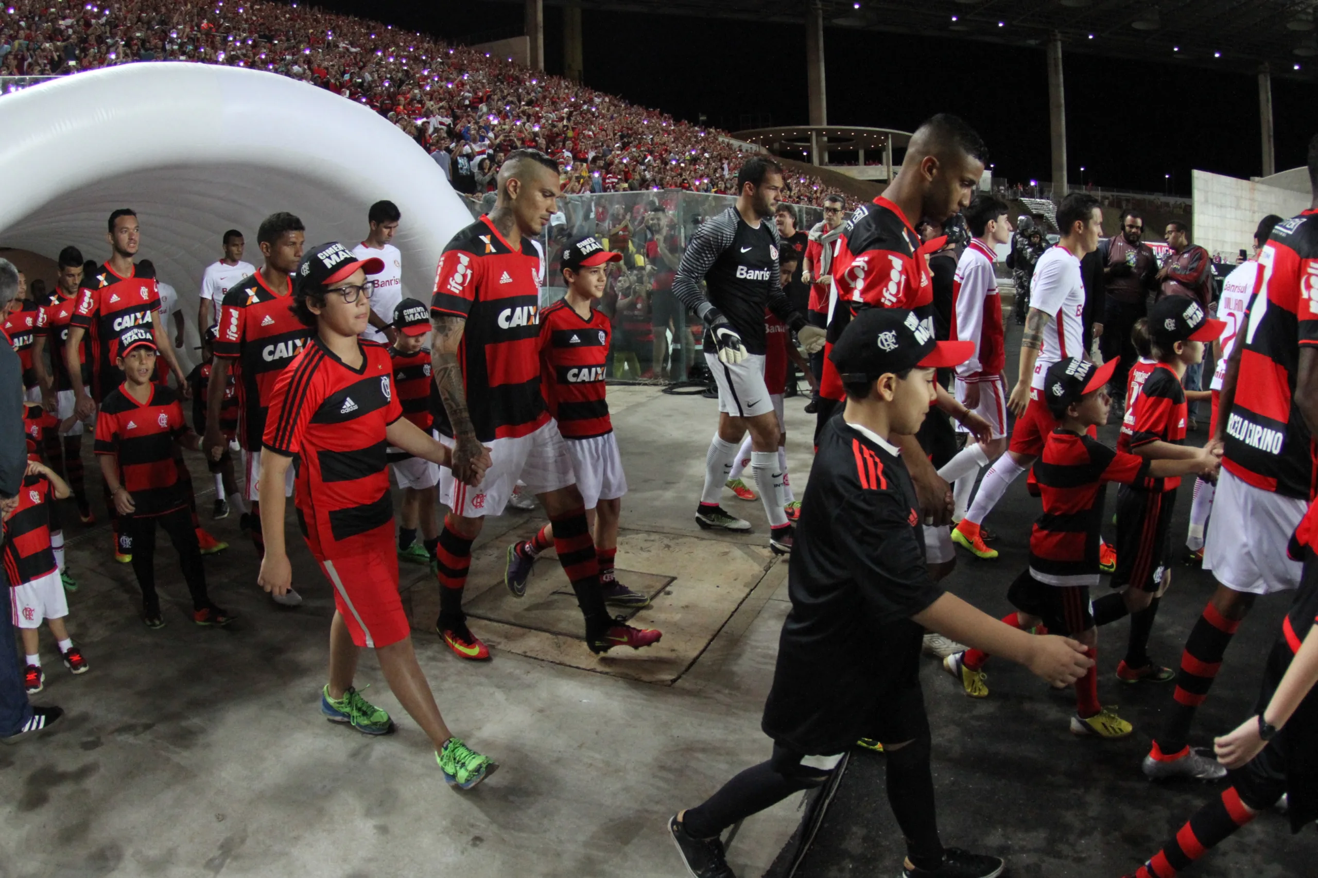 Flamengo faz ações para ‘jogar com 12’ contra o Atlético-PR no Kleber Andrade