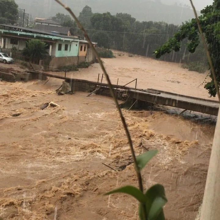 Rio Iconha volta a subir e deixa cidade em alerta