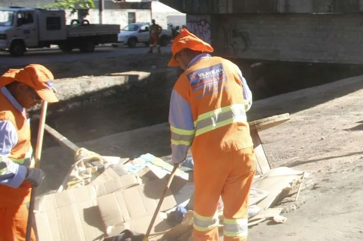 Mais de 13 toneladas de lixo são recolhidas durante ação contra ocupação irregular em Vila Velha