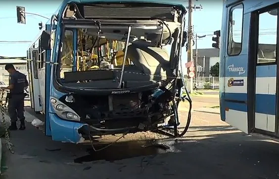 Grave acidente entre dois ônibus deixa feridos em Cariacica