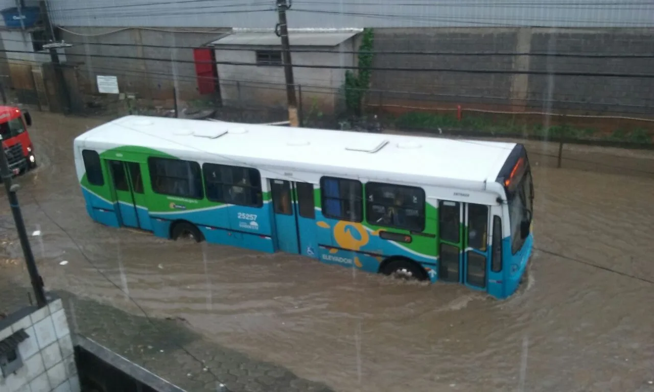 Rodovia de Cariacica fica alagada após temporal nesta sexta-feira