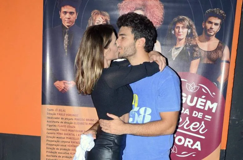 É o amor! Deborah Secco enche o marido de beijos em estreia no teatro