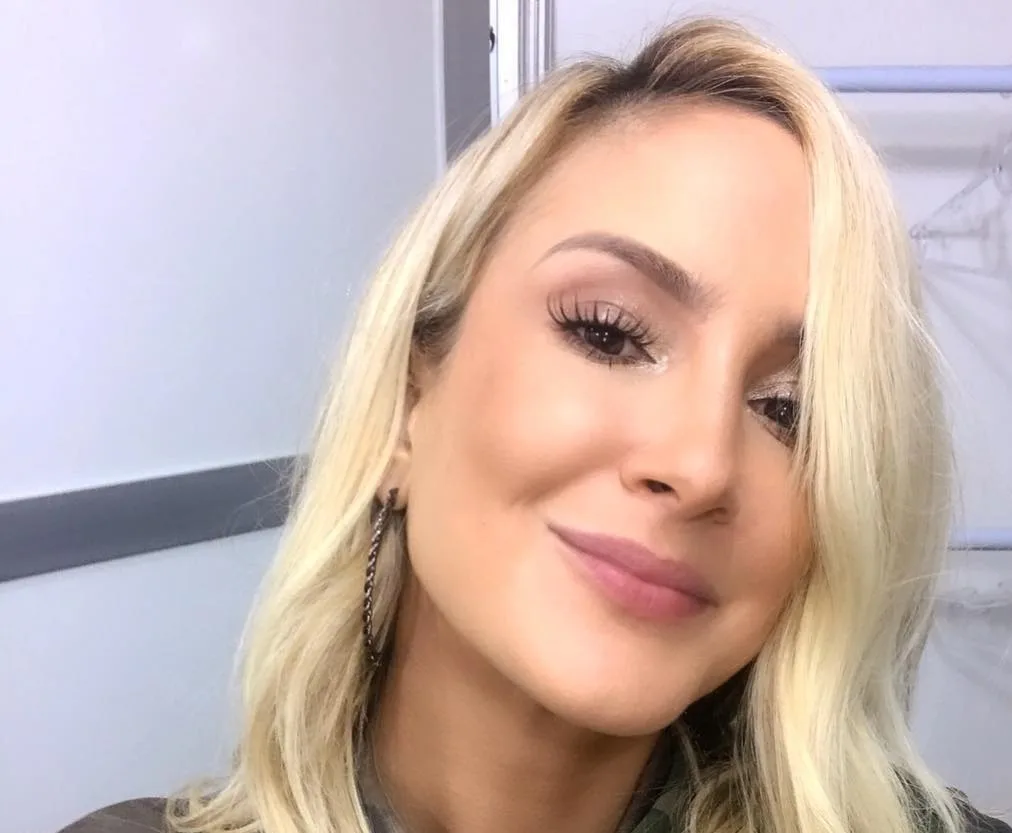 Claudia Leitte arranca dente de leite do filho mais novo durante um vídeo