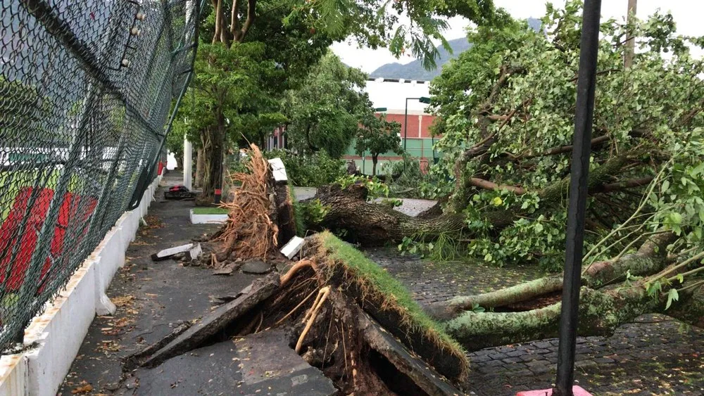 Temporal causa estragos na sede do Flamengo e alaga quadra central do Rio Open