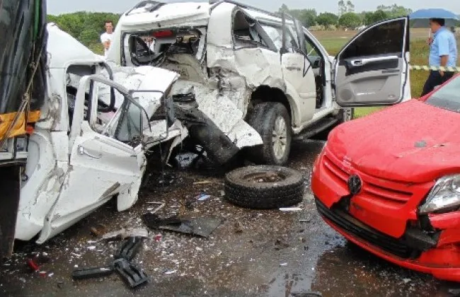 Uma pessoa morre e outra fica ferida em acidente com três veículos na BR-101, em Linhares