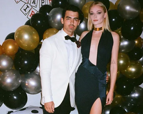 Joe Jonas faz festa de aniversário temática e surge como James Bond