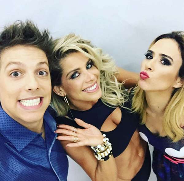 Fábio Porchat posta selfie e faz piada ao lado de Tatá Werneck e Karina Bacchi