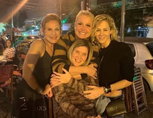 Xuxa curte barzinho na rua em aniversário de sua primeira paquita