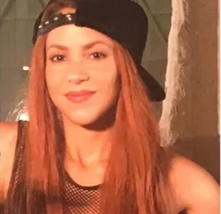 Shakira muda o visual e vira ruiva