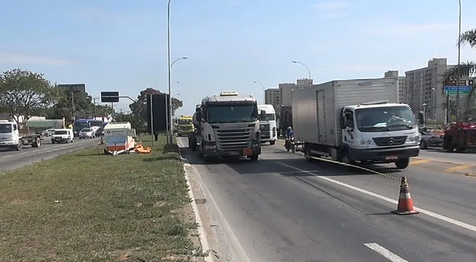 Ácido altamente corrosivo vaza de caminhão e interrompe trânsito na Serra