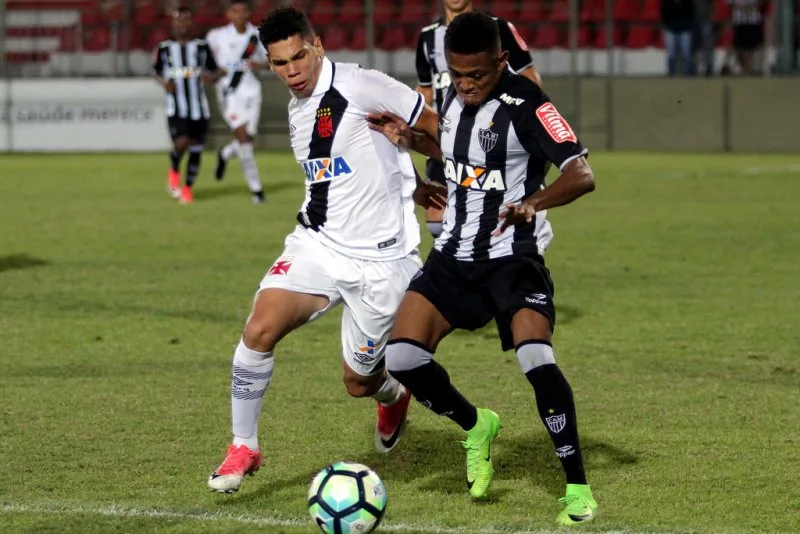 Com 17 anos, Paulinho faz história no Vasco ao marcar dois gols sobre Atlético-MG