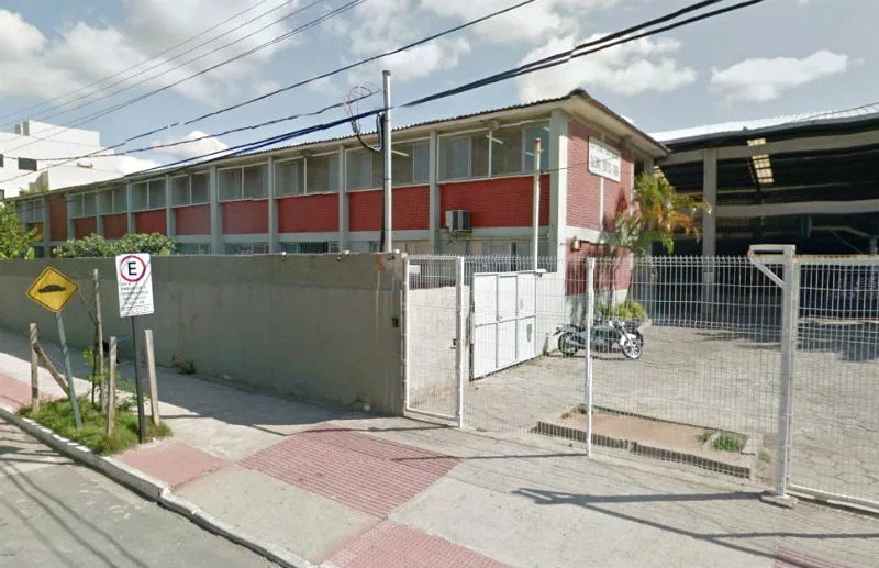 Rapaz morre após passar mal em quadra esportiva de escola em Guarapari