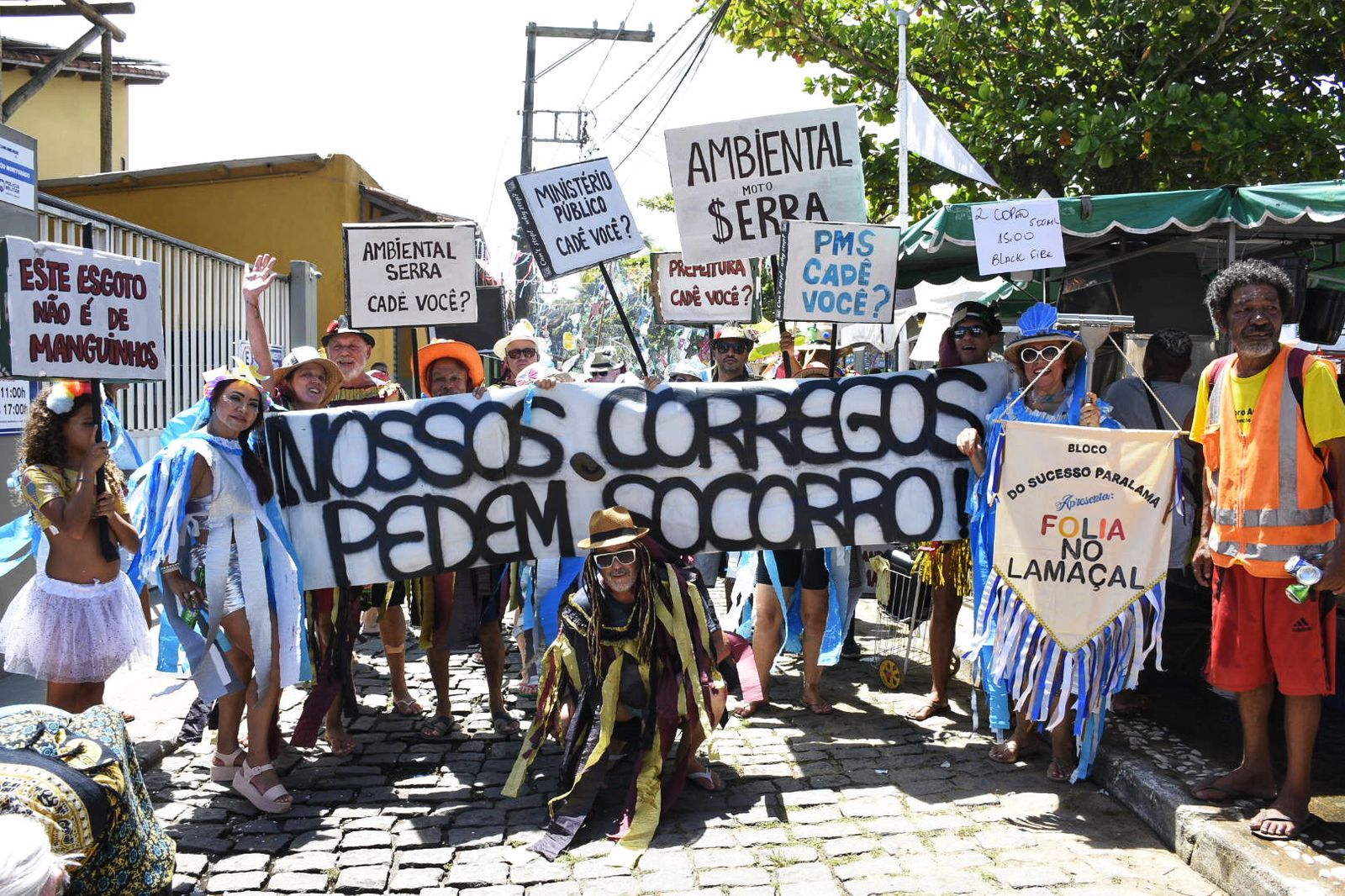 Foliões protestam contra esgoto na praia de Manguinhos e cobram órgãos públicos / crédito: Thiago Soares