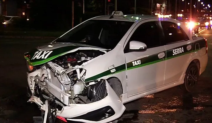 Mulher bate carro em táxi após se distrair com o filho dentro de carro na Serra